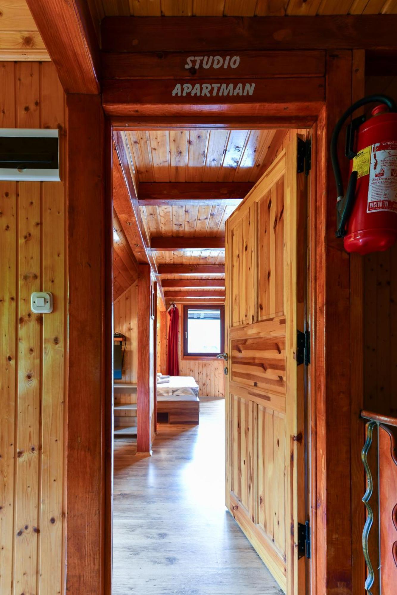 Guest House Martin Korana ภายนอก รูปภาพ